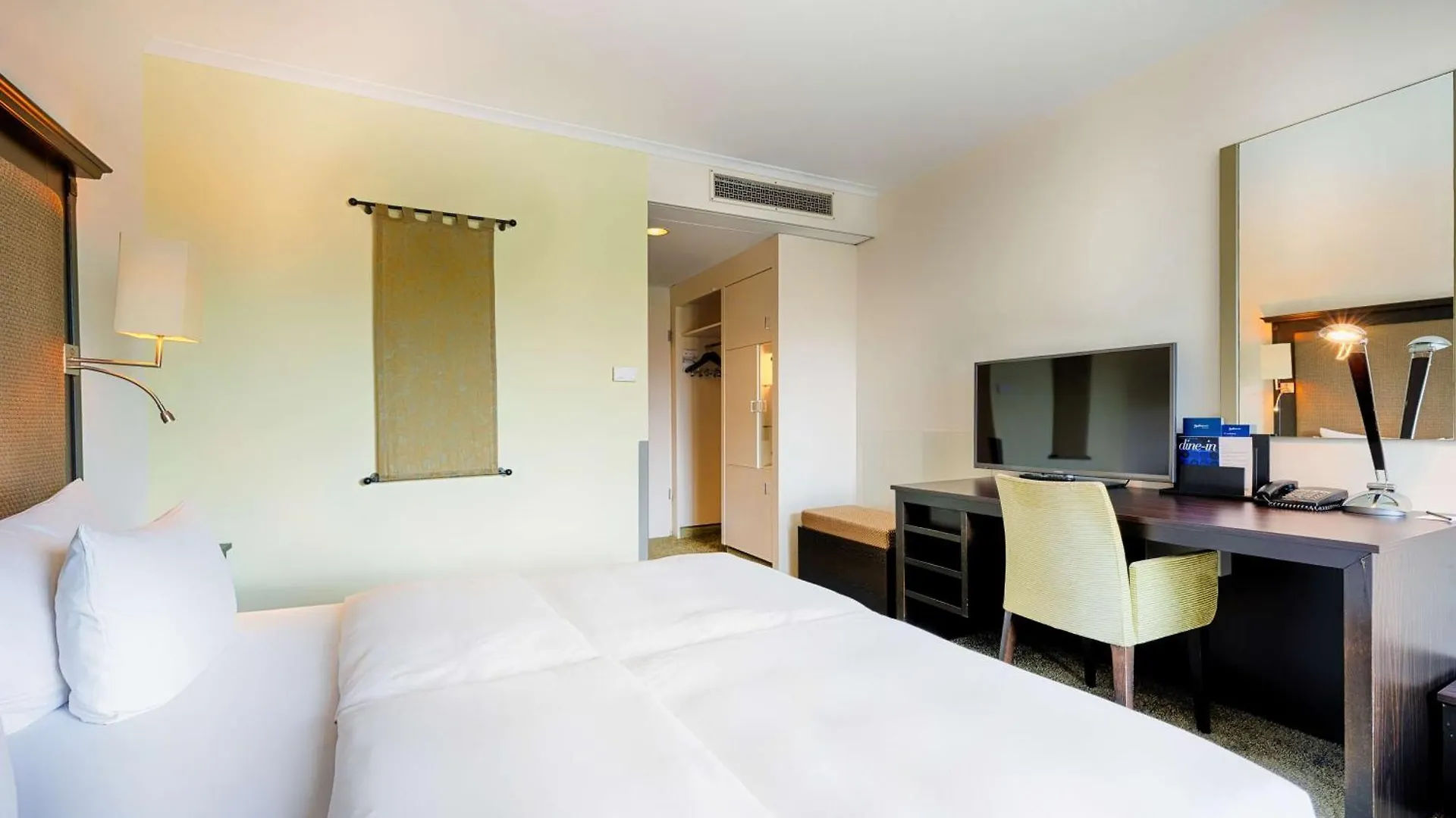 Radisson Blu Senator Hotel, Luebeck 5*, ליבק